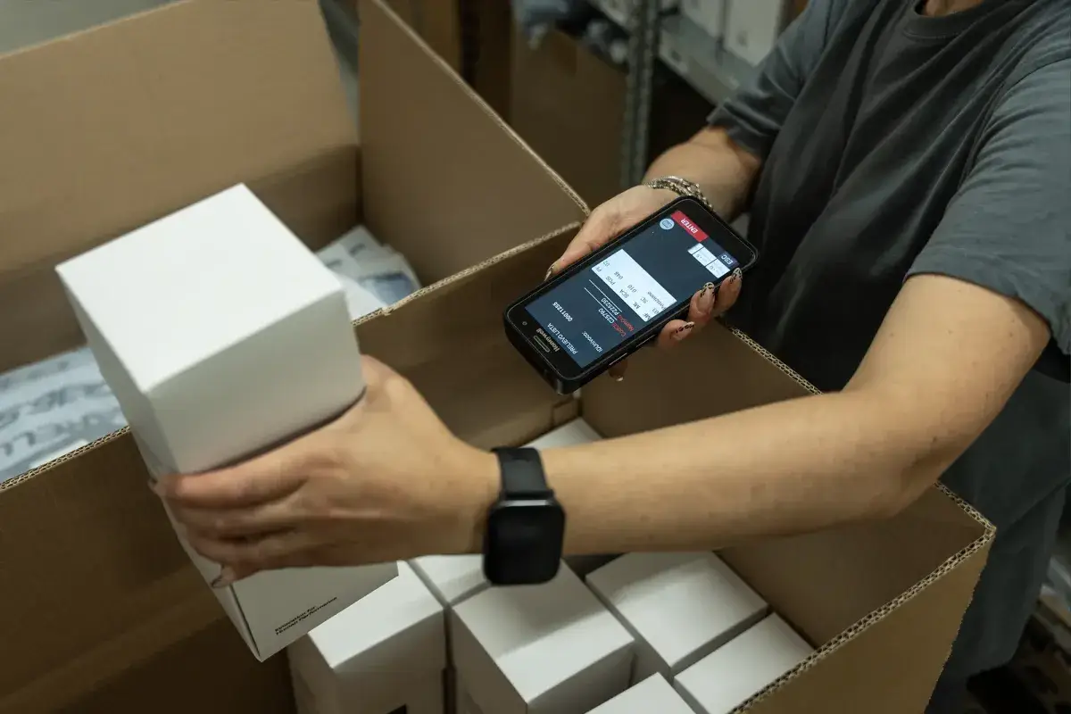 Digital management of an e-commerce shipment